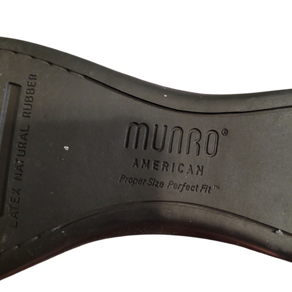 Munro American Ramie burgundy suede loafers - 8 M              U99